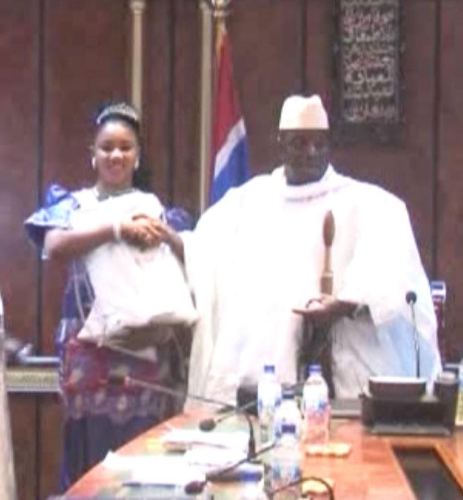 Fatou (« Toufah ») Jallow, photographiée avec le président gambien Yahya Jammeh à Banjul le 24 décembre 2014, lors de la remise de son prix suite à sa victoire au concours de beauté « 22-Juillet ». 