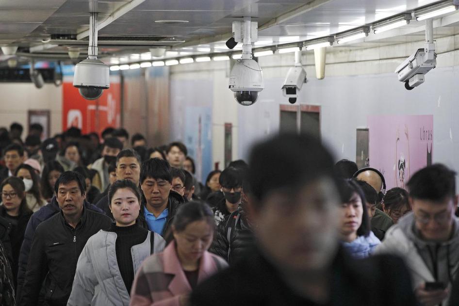 北京通勤人潮走过布满摄像头的地铁联通道，2019年2月26日，星期二。中国政府的“社会信用”系统利用人脸识别技术监测人民动态。