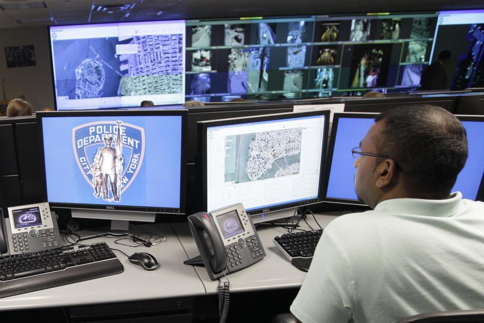 纽约市下曼哈顿安全协调中心的警员，正在监看全市各处监视器传来的实时画面，2011年7月28日。