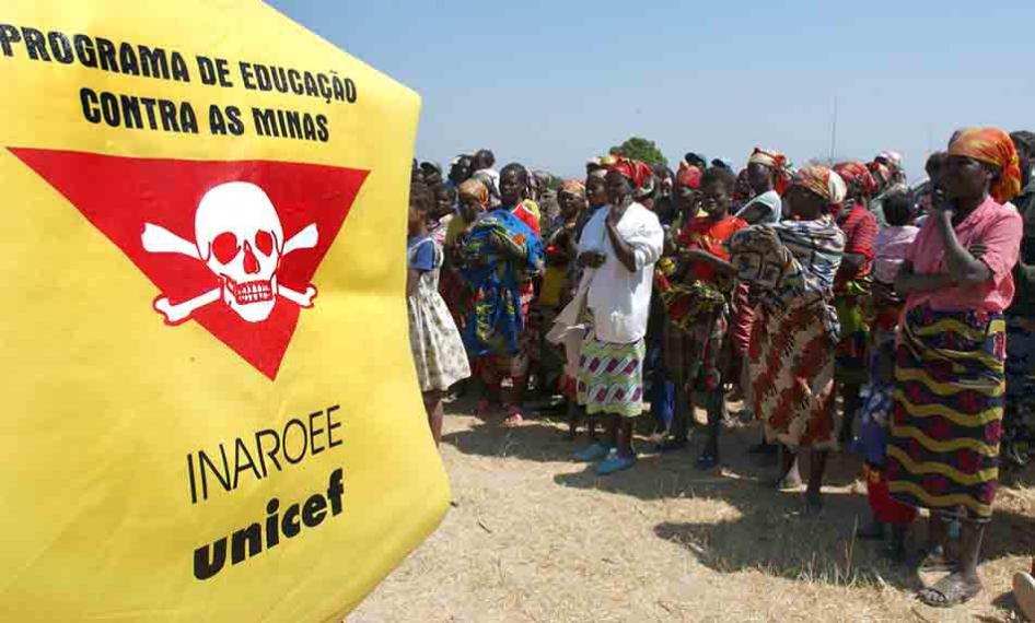 Des habitants du village de Caala, en Angola, participent à un programme éducatif organisé par l’Institut national pour l'élimination des obstacles et des engins expulsifs (INAROEE) et l'UNICEF, au sujet des dangers posés par les mines terrestres, en juil