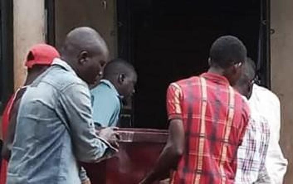 Des proches de l’activiste ougandais Brian Wasswa, défenseur des droits LGBT violemment attaqué le 4 octobre 2019 et décédé le lendemain, portent son cercueil lors de ses funérailles, le 6 octobre 2019.