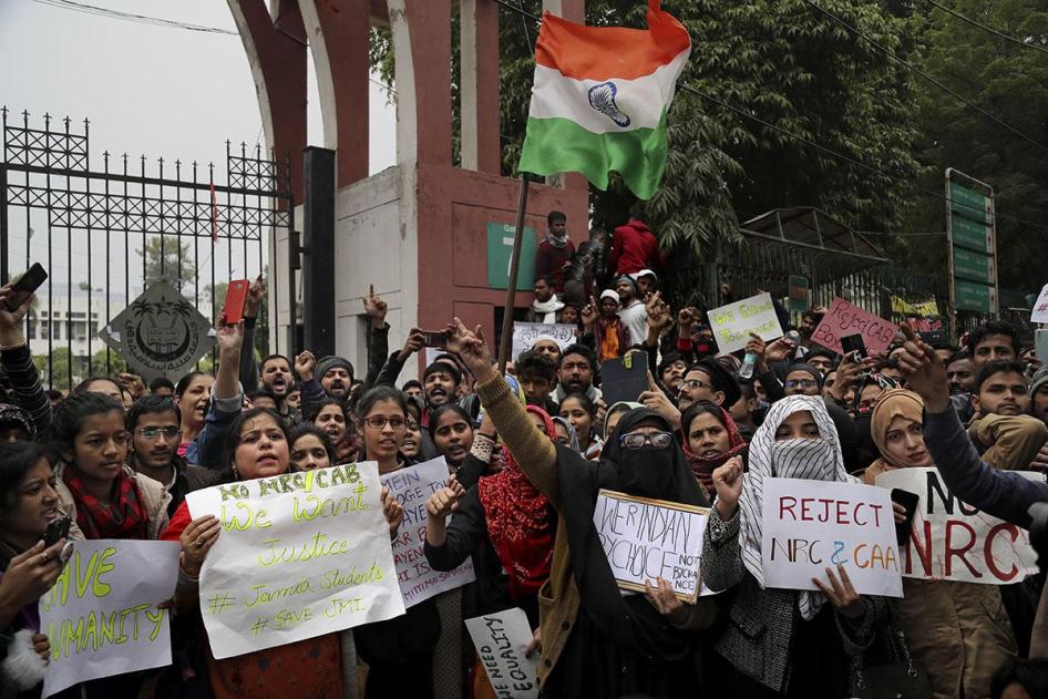 नई दिल्ली में विरोध प्रदर्शन के दौरान नारे लगते जामिया मिलिया इस्लामिया विश्वविद्यालय के छात्र, भारत, मंगलवार, 17 दिसंबर, 2019. 