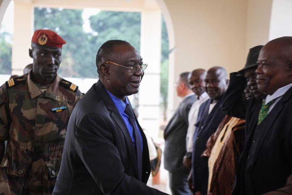 L’ancien président de la République centrafricaine Michel Djotodia (centre) est reçu à Bangui le 10 janvier 2020 par des partisans politiques.