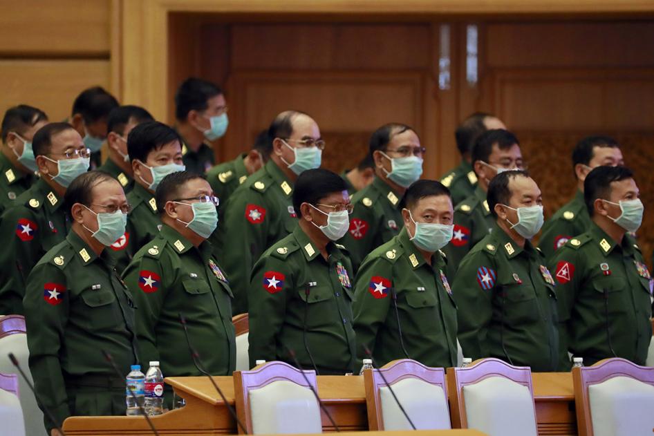 Des représentants de l’armée au Parlement du Myanmar photographiés lors d'une session parlementaire tenue le 11 mars 2020.