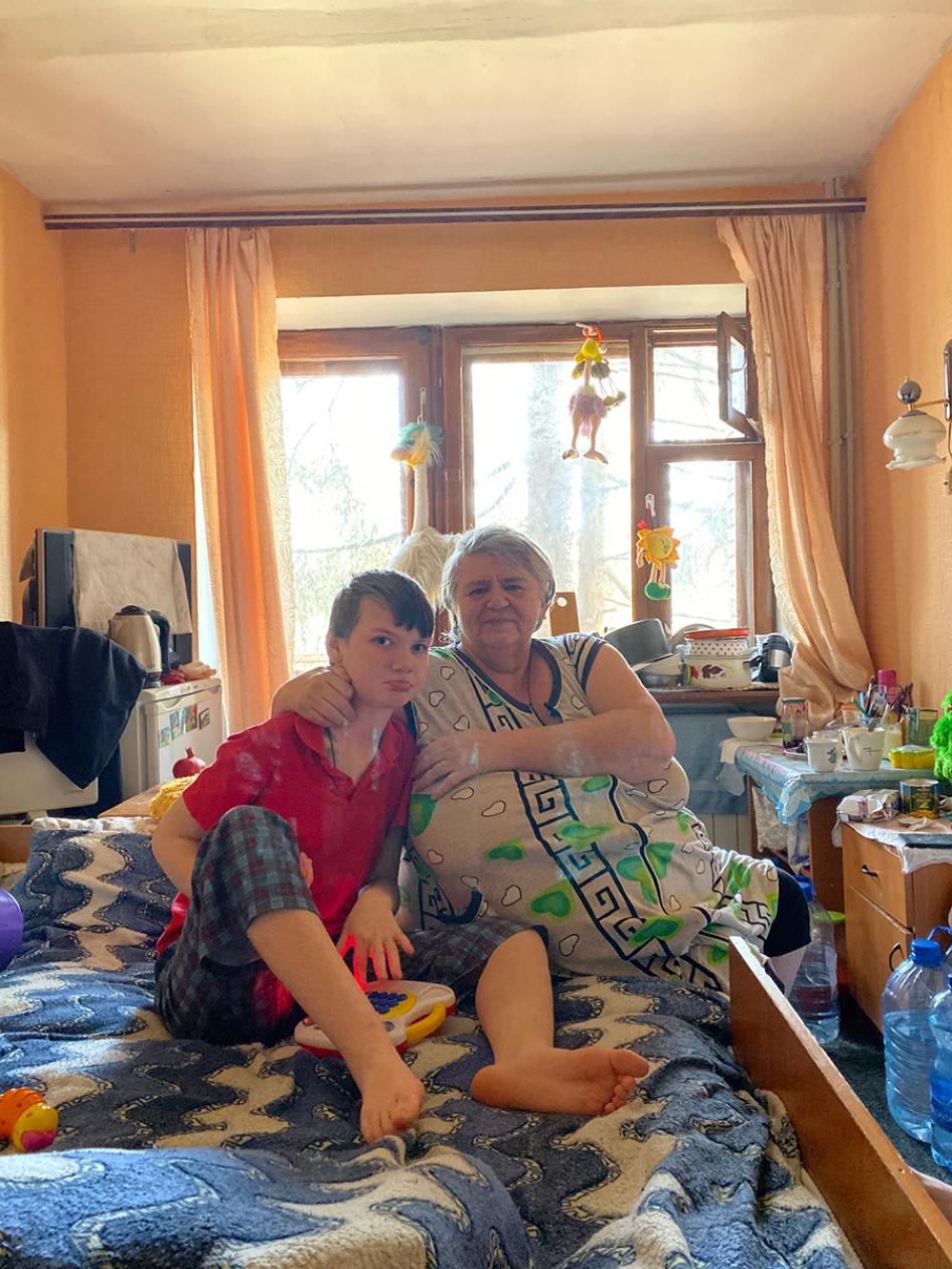 66-летняя Елена Михайловна с 11-летней Варей в бывшем санатории «Святые Горы», октябрь 2019 г.