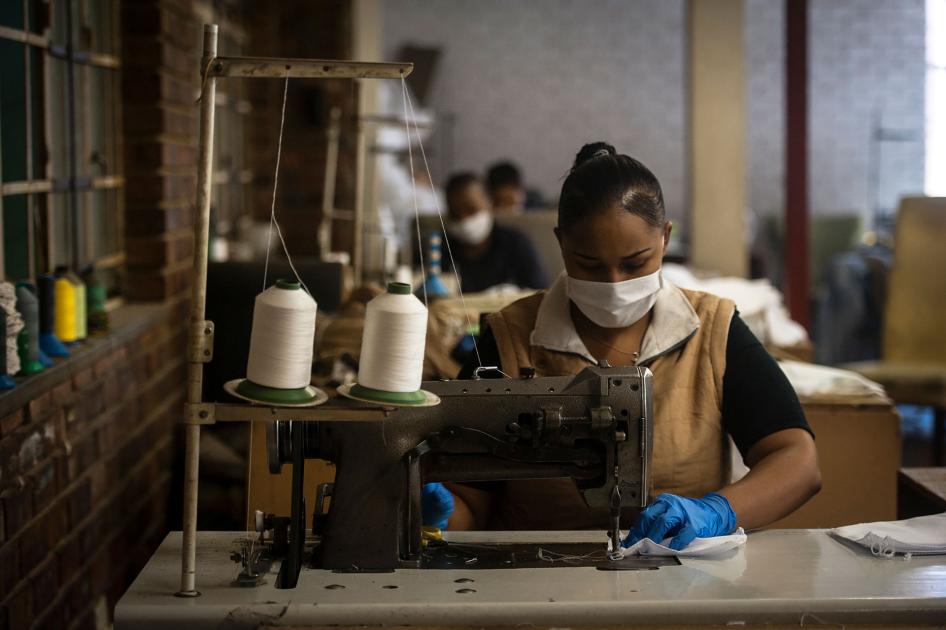 Eine Arbeiterin in einer Textilfabrik in Eldorado Park, Johannesburg, stellt Gesichtsmasken her, Dienstag, 24. März 2020