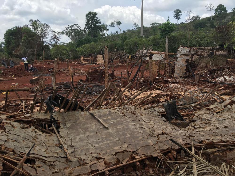 Des agriculteurs regardent les décombres de maisons détruites lors d’une opération d’expulsion dans la forêt classée de Goin-Débé, en Côte d’Ivoire, janvier 2016.