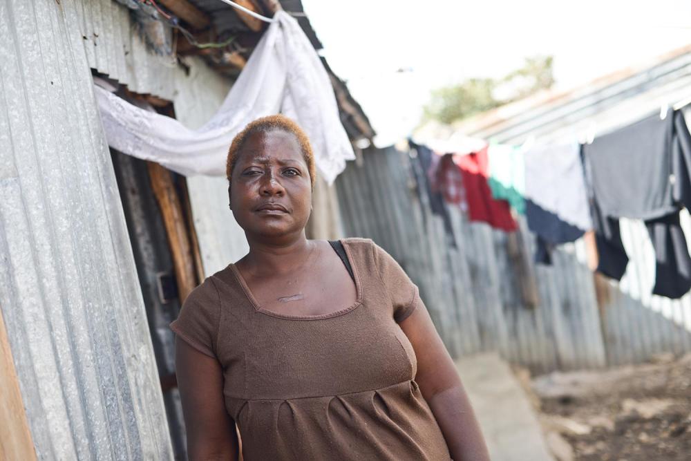 Lucy G., 46 ans, une habitante de Nairobi, était mariée et avait un bon emploi. Mais tout cela a pris fin quand elle a subi un viol collectif en décembre 2007. Lucy a eu une attaque en 2012, qui a eu pour effet de limiter la mobilité de ses mains, et sa c