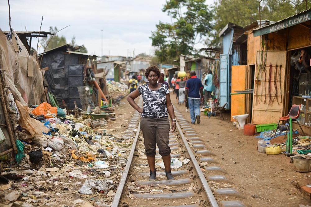 Jaqueline Mutere, 48 ans, marche sur une ligne de chemin de fer à Kibera, le plus grand bidonville du Kenya, qui a été l'un des épicentres des violences post-électorales. Elle a été violée en décembre 2007 par un homme qu'elle connaît. Elle élève désormai