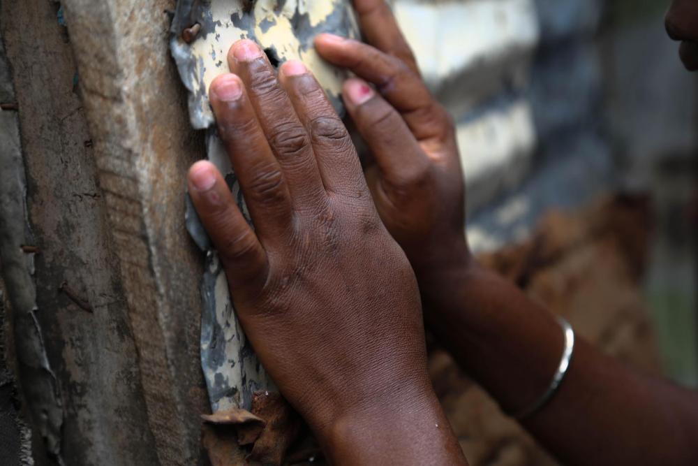 Judith Wavinya (pseudonyme), une jeune femme kenyane âgée de 30 ans, a été attaquée par deux hommes dans la soirée du 11 août 2017, alors qu'elle rentrait chez elle à pied. Ils lui ont demandé si elle les connaissait, puis, sous la menace de couteaux, l'o