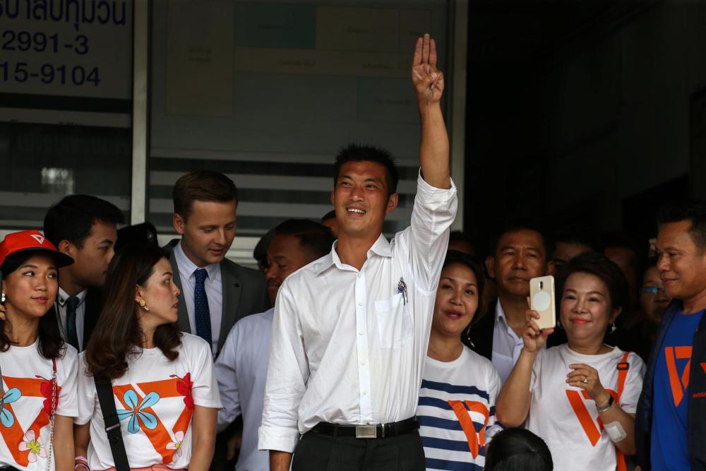 Thanathorn Juangroongruangkit, dirigeant du Parti Nouvel Avenir (« Future Forward Party »), salue ses partisans alors qu'il quitte un poste de police à Bangkok, le 6 avril 2019, après avoir fait l’objet d’une plainte pour sédition déposée par l'armée.