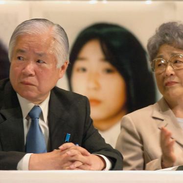 An April, 2005 photo shows Shigeru Yokota and his wife Sakie at a meeting in Tokyo to demand North Korean abductees' return.