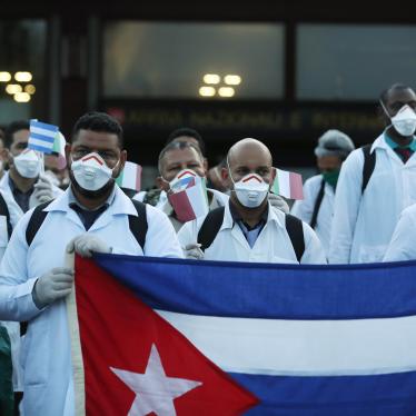 Médicos y paramédicos cubanos posan tras su llegada al aeropuerto de Malpensa en Milán, Italia, el domingo 22 de marzo de 2020. Cincuenta y tres doctores y paramédicos cubanos llegaron a Milán para ayudar con la respuesta al coronavirus.