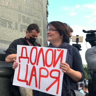Yuliya Galyamina holding placard “Down with the Tsar”, July 2020, Moscow 