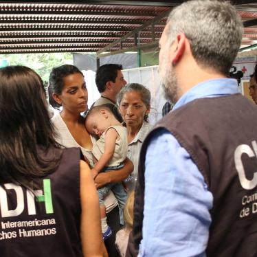 Una mujer venezolana habla con miembros de la Comisión Interamericana de Derechos Humanos (CIDH) durante su visita a Cúcuta, Colombia, el 6 de febrero de 2020. 