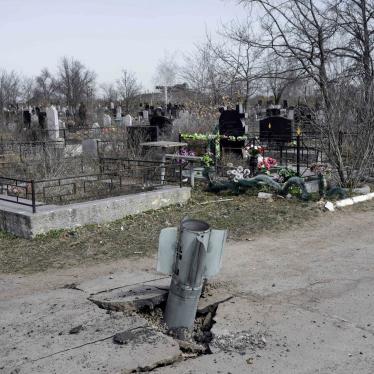 El motor y la sección de cola de un cohete de munición de racimo Uragan de 220 mm que impactó en un cementerio en Mykolaiv, en el sur de Ucrania, el 21 de marzo de 2022. 