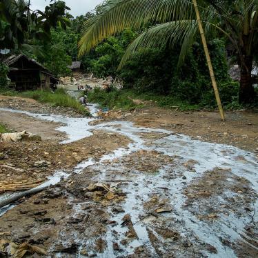 De l'eau contaminée par le mercure s'écoule dans la rivière Bosigon dans un village minier dans la province de Camarines Norte aux Philippines 