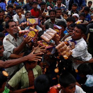 罗兴亚难民争领人道组织发放食物，孟加拉，库图巴朗，2017年9月9日。