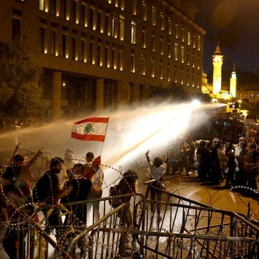 قوى الأمن ترش المتظاهرين بمدافع المياه خلال احتجاجات على أزمة النفايات والفساد الحكومي في 8 أكتوبر/تشرين الأول 2015 ،بيروت. إثر الاحتجاجات،وجهت النيابة العامة العسكرية الاتهامات إلى 14 متظاهرا