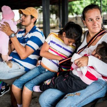 Venezuelans wait to vaccinate their children