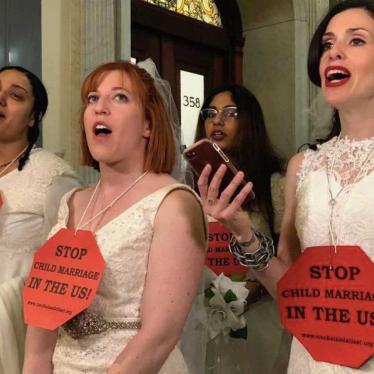 Tammy Monteiro, quien vivió la experiencia del matrimonio infantil en Massachusetts, se une a los miembros de una coalición en protesta para poner fin al matrimonio infantil en Massachusetts. 