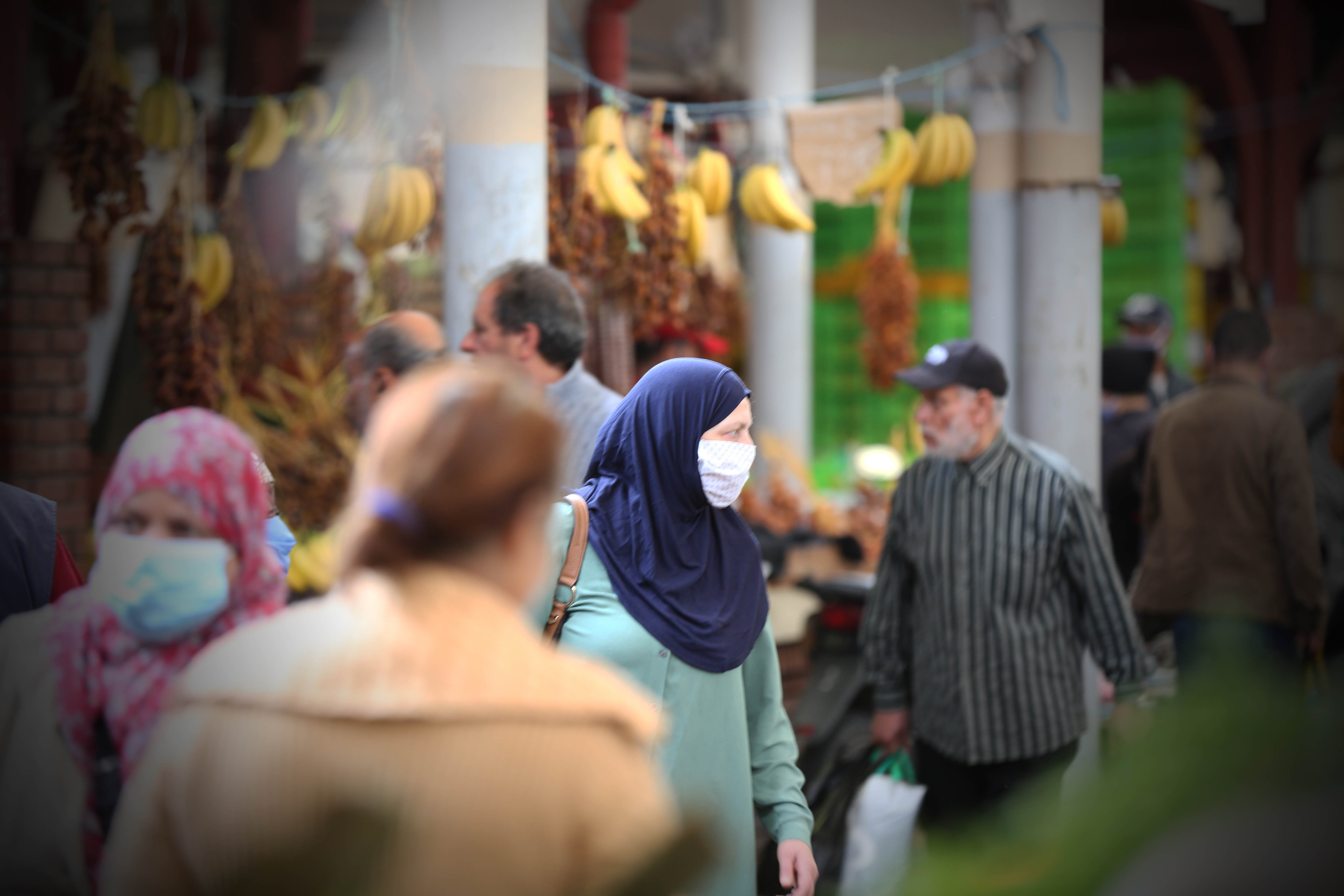 زبائن يشترون حاجياتهم من السوق المركزي في العاصمة تونس في أول أيام رمضان، تونس في 28 أبريل/نيسان 2020. 