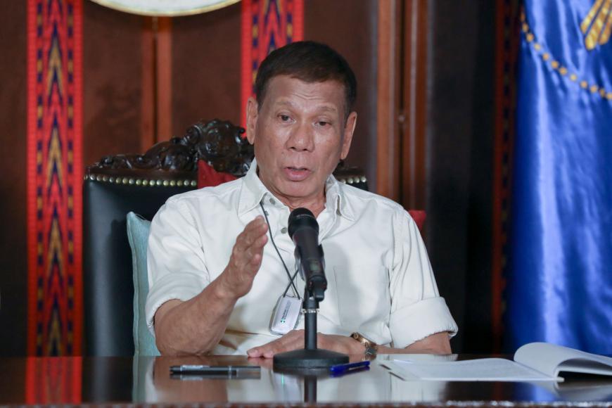 presidente filipino Rodrigo Duterte fala durante um programa de televisão noturno ao vivo em Manila