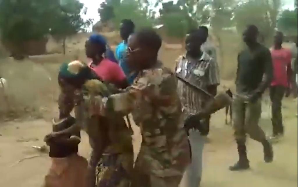 Capture d’écran d’une vidéo montrant des militaires alors qu’ils emmenaient une femme et un enfant vers un lieu où ils seraient ensuite tués à Zelevet, dans la région de l’Extrême-Nord, au Cameroun, en 2015. 