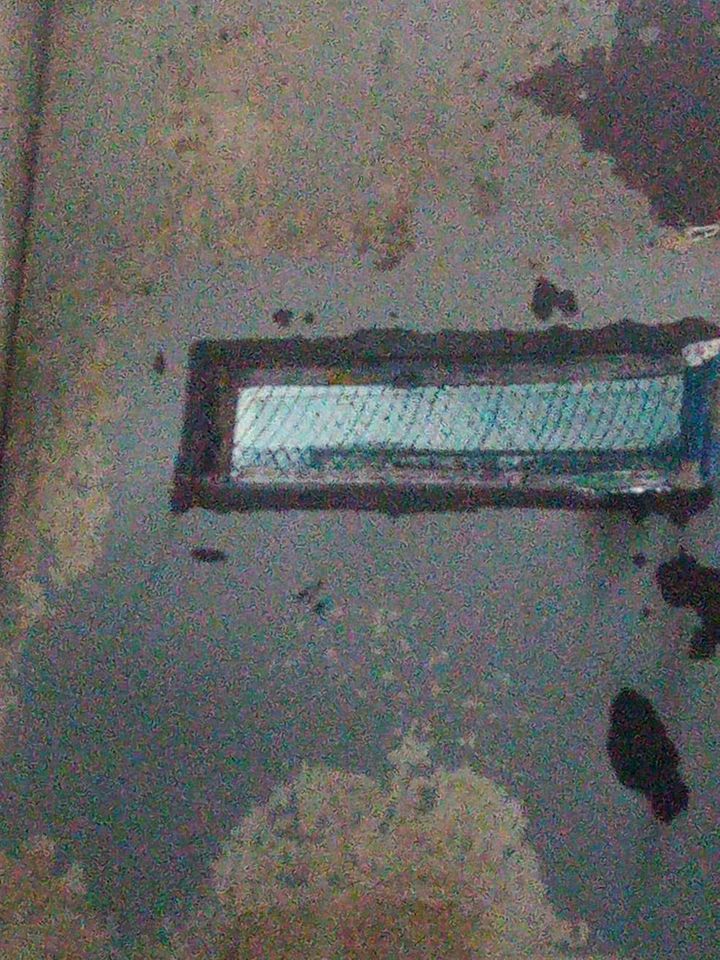 صورة مُسرَّبة تُظهِر الباب الحديدي لزنزانة في سجن العقرب مع فتحة صغيرة (نضارة) في الباب قبل التغييرات الأخيرة. 
