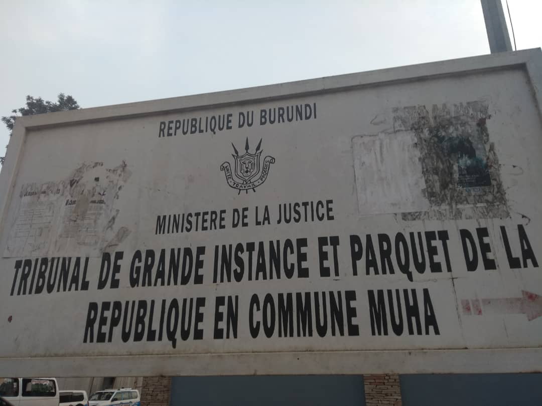 Panneau devant le Tribunal de grande instance de Muha à Bujumbura, au Burundi.