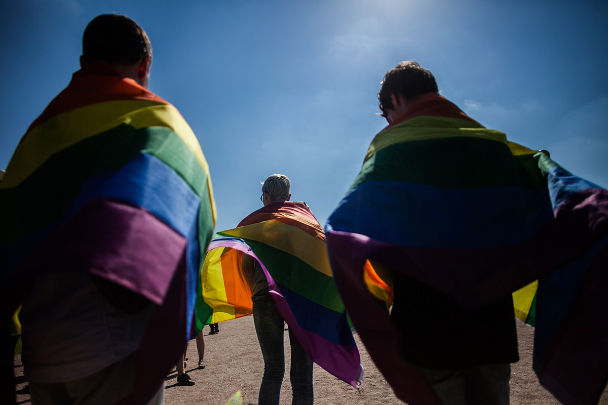 Активисты участвуют в марше в честь ЛГБТ-прайда в Санкт-Петербурге 12 августа 2017 года.