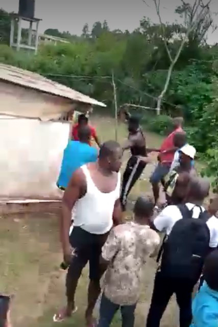 Capture d’écran d'une vidéo de l'attaque horrible menée contre Sara (pseudonyme), une personne intersexe, à Yaoundé, au Cameroun le 15 novembre 2021. 