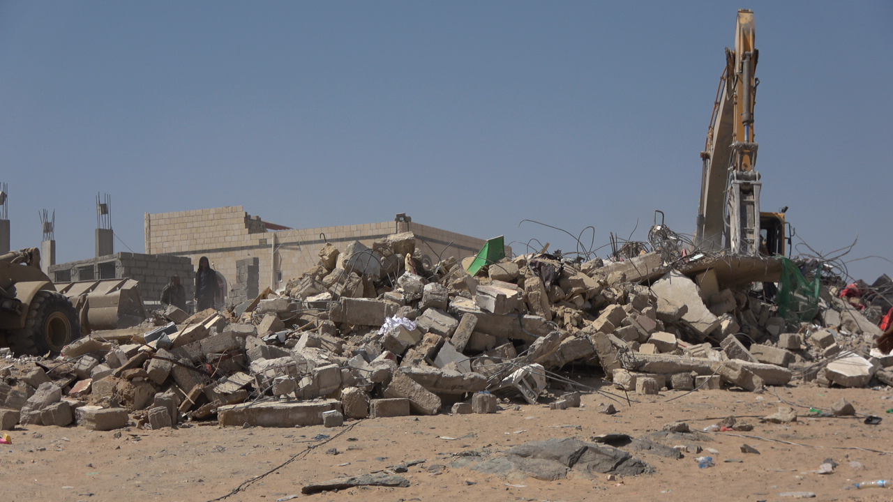 آلية تبحث عن ضحايا تحت الركام، 29 أكتوبر/تشرين الأول 2021. دمر البيت بصاروخ أطلقه الحوثيون في قرية العمود في مديرية الجوبة، محافظة مأرب.