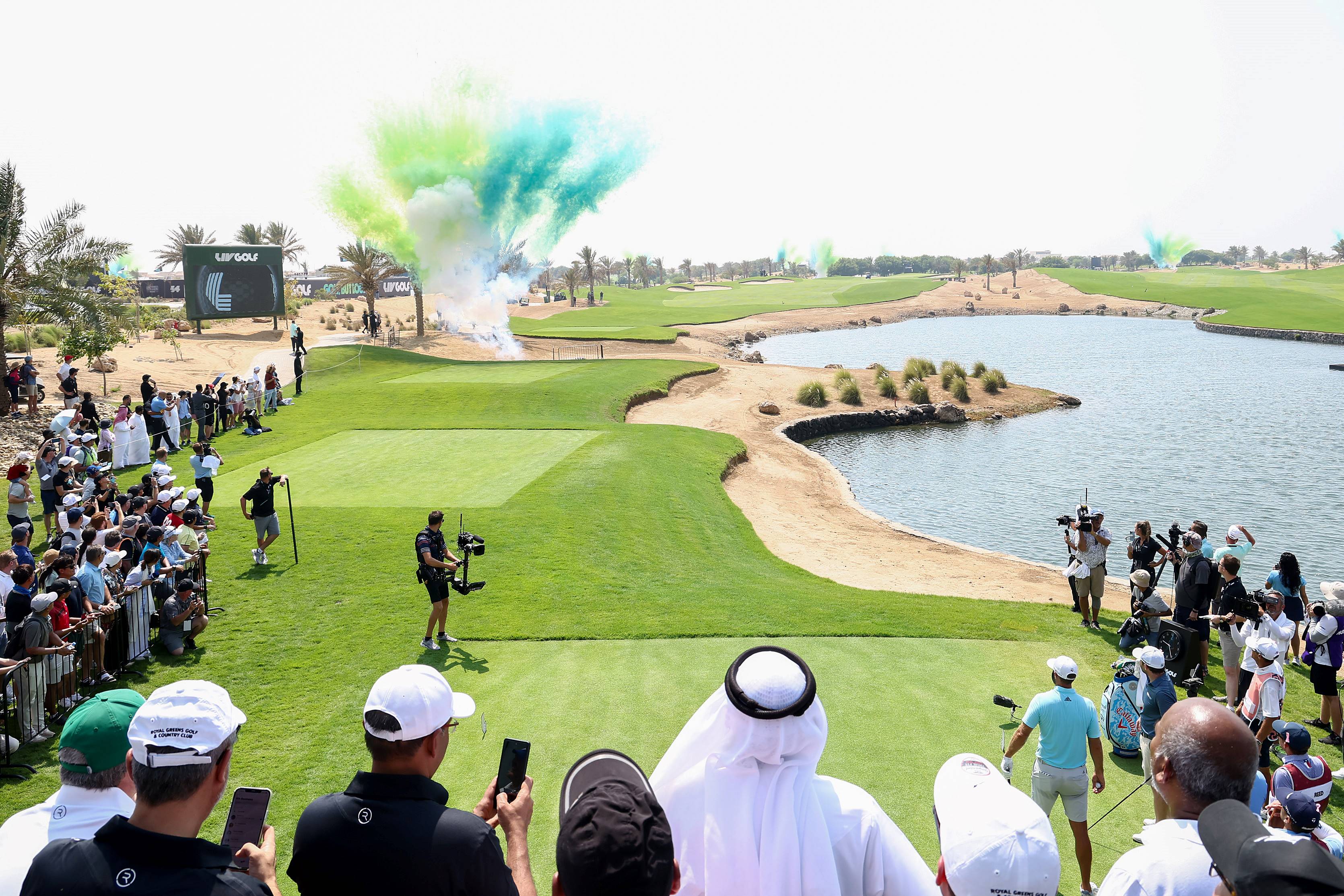 Des spectateurs assistaient au début du tournoi LIV Golf Invitational - Jeddah au Royal Greens Golf & Country Club, dans la Ville économique Roi Abdallah (King Abdullah Economic City), en Arabie saoudite, le 14 octobre 2022.
