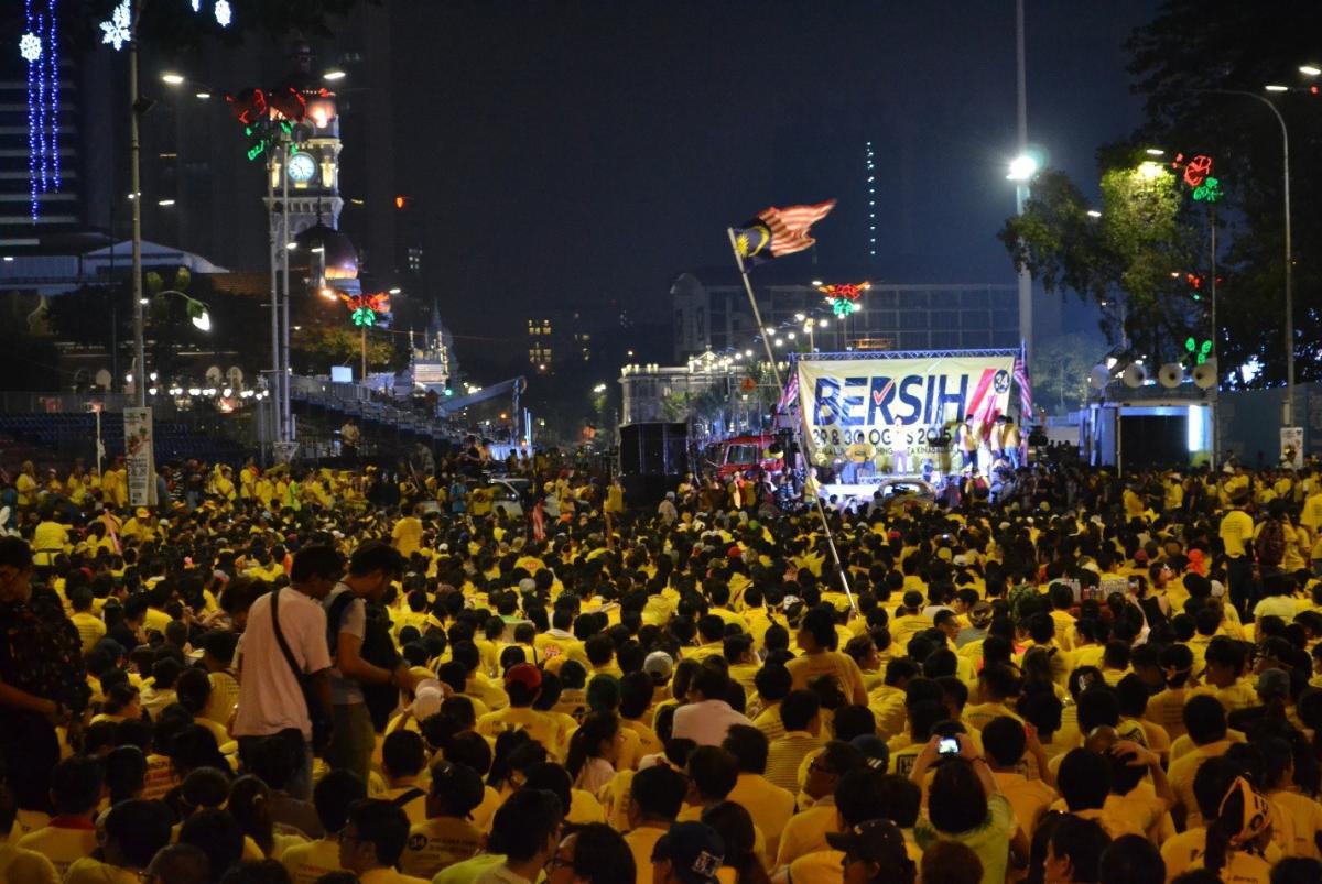 示威者聚集在大台周围聆听演讲，当时这场历时34小时的“净选盟・四”集会已在吉隆坡独立广场入口前进行到第二晚，2015年8月30日。