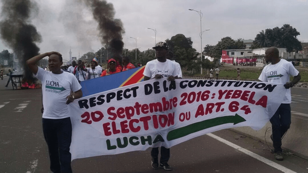 Νέοι ακτιβιστές σε διαδήλωση εναντίον των καθυστερήσεων των εκλογών στην Κινσάσα, πρωτεύουσα της Λαϊκής Δημοκρατία του Κονγκό, στις 19 Σεπτεμβρίου 2016.