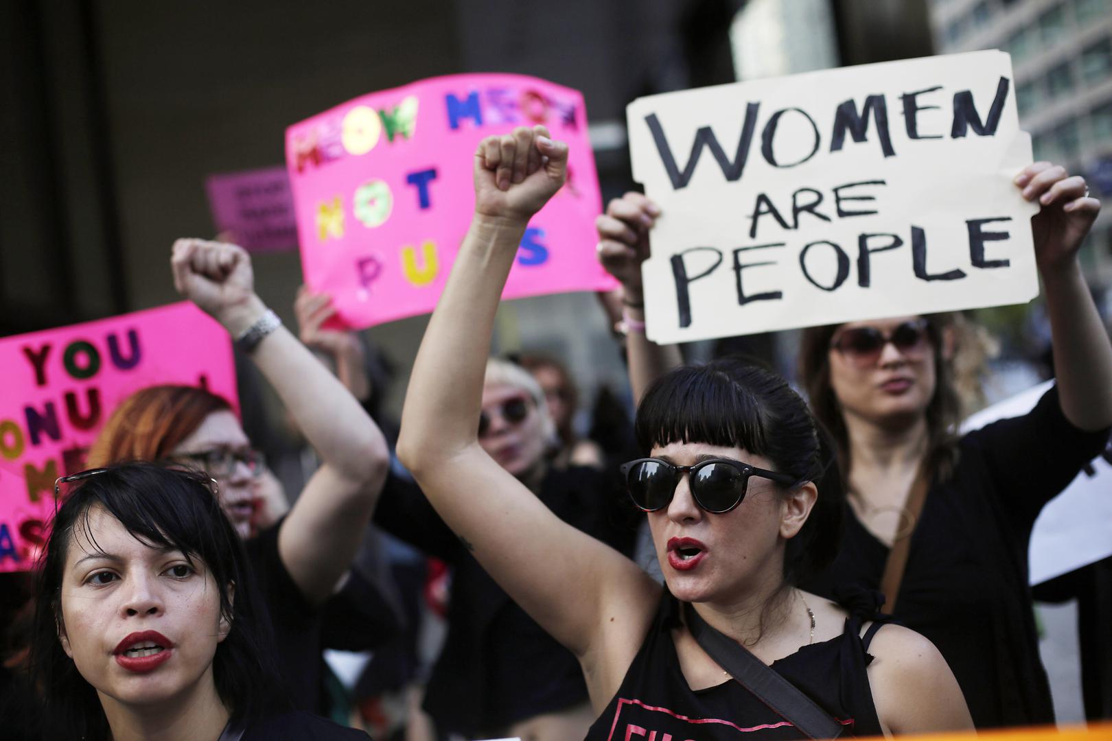 众多女性在芝加哥特朗普酒店大楼前向共和党籍总统当选人特朗普表达抗议，美国伊利诺州，2016年10月18日。