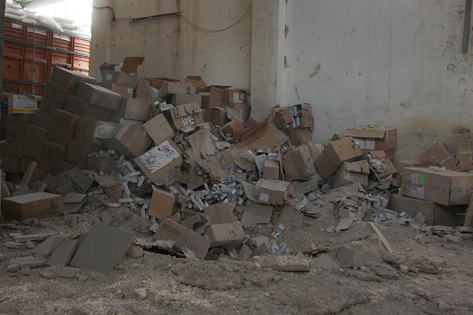 遭空袭损毁的医疗补给品，叙利亚阿勒颇市西部乌伦库柏拉镇（Urm al-Kubra），2016年9月20日。