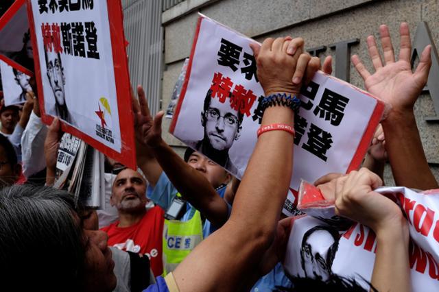 要求美国总统欧巴马特赦斯诺登（Edward Snowden）的示威者，在美国领事馆外与警方对峙，中国香港，2016年9月25日。