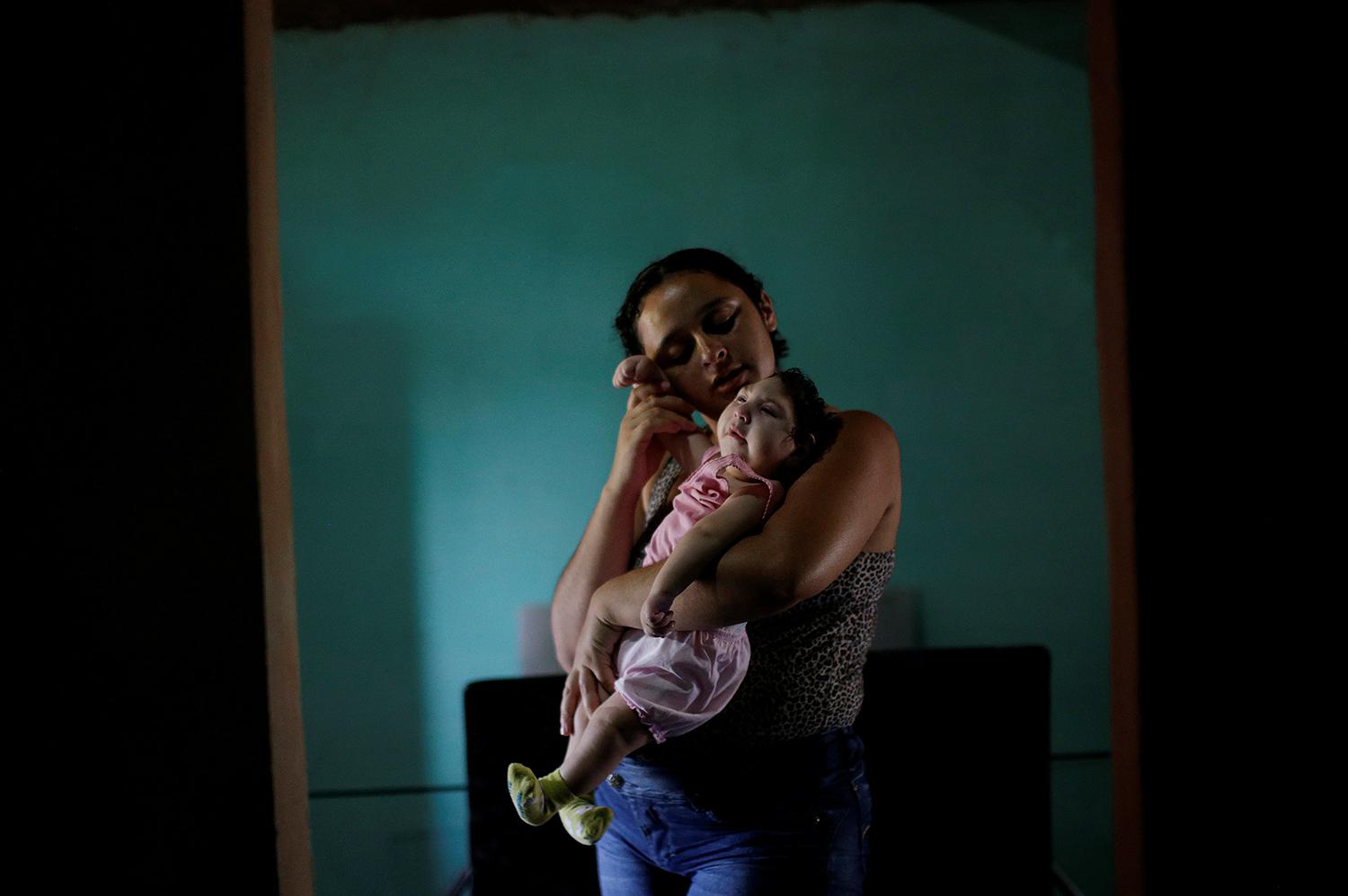 Raquel, une jeune femme brésilienne âgée de 25 ans, tient sa fille Heloisa dans la ville d’Areia, dans l’État de Paraíba. Heloisa et sa sœur jumelle, nées en avril 2016, sont atteintes du syndrome de Zika. « Je veux faire de mon mieux pour mes filles », a