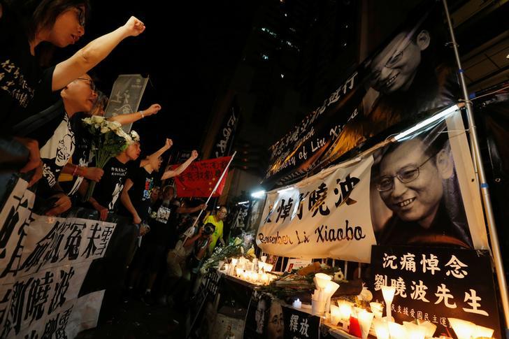 抗议人士在香港中联办外呼口号，哀悼诺奖得主刘晓波之死，2017年7月15日。