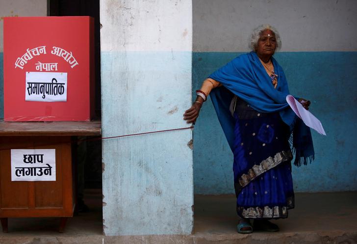 尼泊尔提米（Thimi）镇一位女性选民正在投票，2017年12月7日。