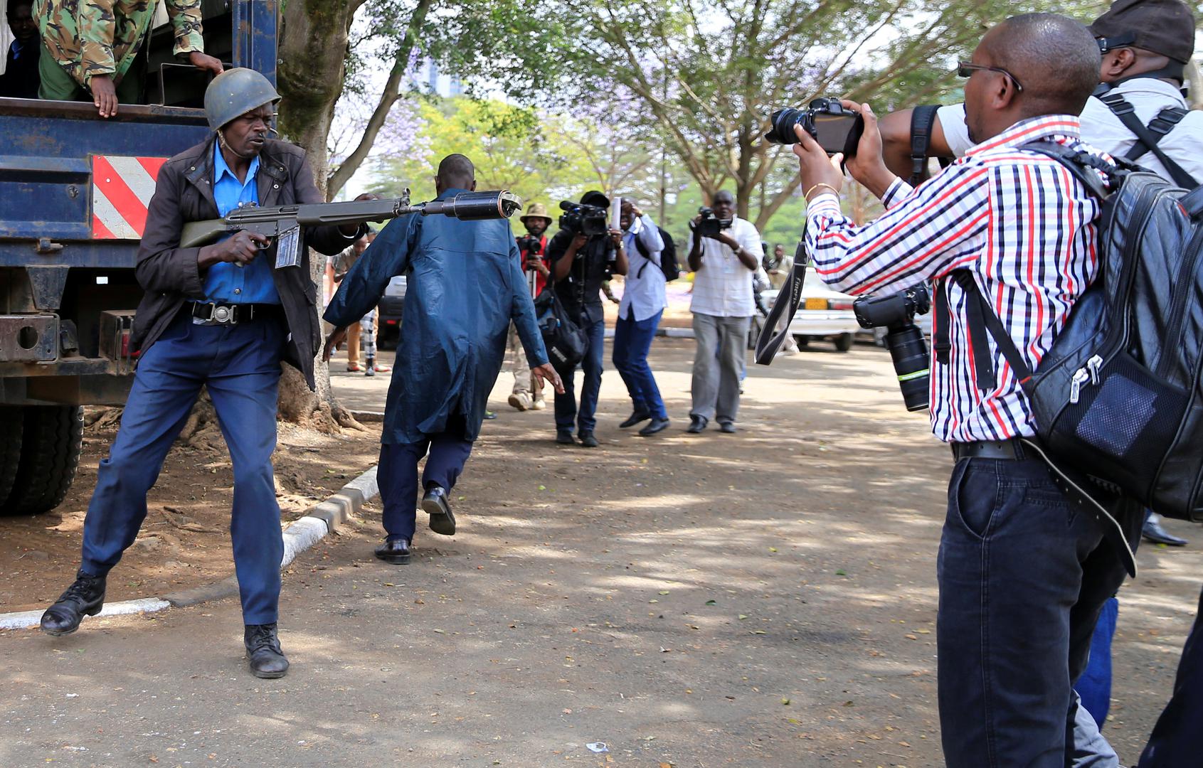 عنصر من شرطة مكافحة الشغب يُطلق عبوة غاز مسيل للدموع أثناء تغطية صحفيين لمظاهرة ضدّ الفساد في العاصمة نيروبي، 3 نوفمبر/تشرين الثاني 2016.