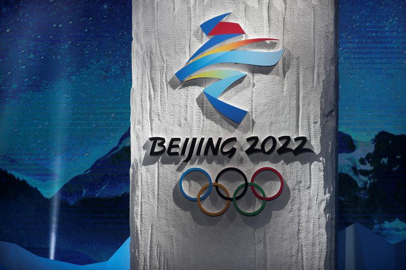 北京2022冬季奥运会会徽在发布仪式上正式亮相，中国北京，2017年12月15日。