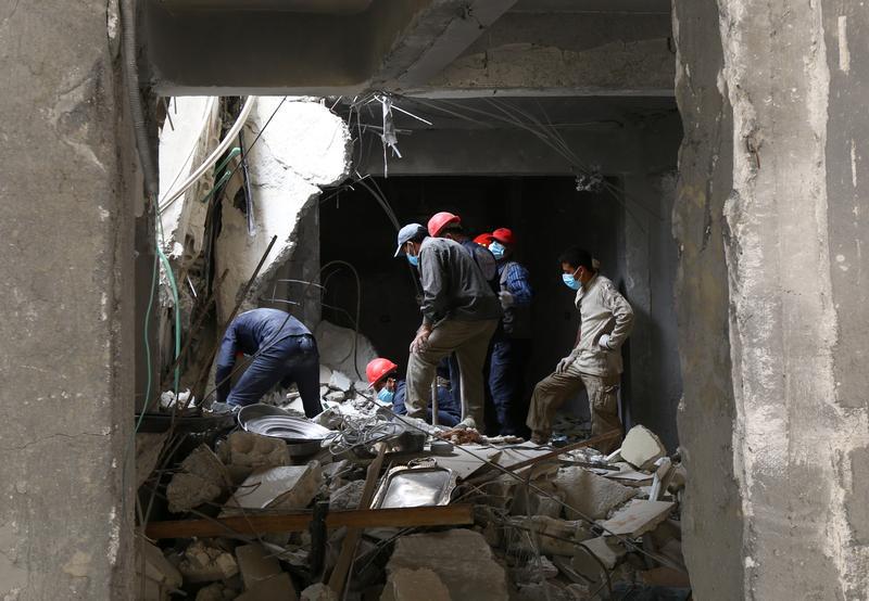 عمال الإنقاذ يبحثون عن جثث ما زالت عالقة تحت أكوام الحطام في الرقة، سوريا 9 أبريل/نيسان، 2018. © 2018  رويترز