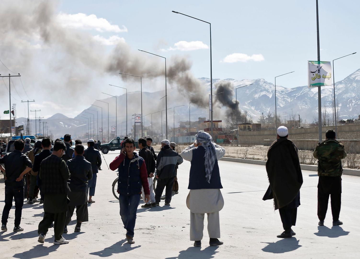 Kepulan asap muncul dari lokasi serangan bom mobil di kantor polisi di Distrik Enam, Kabul, 1 Maret 2017. 