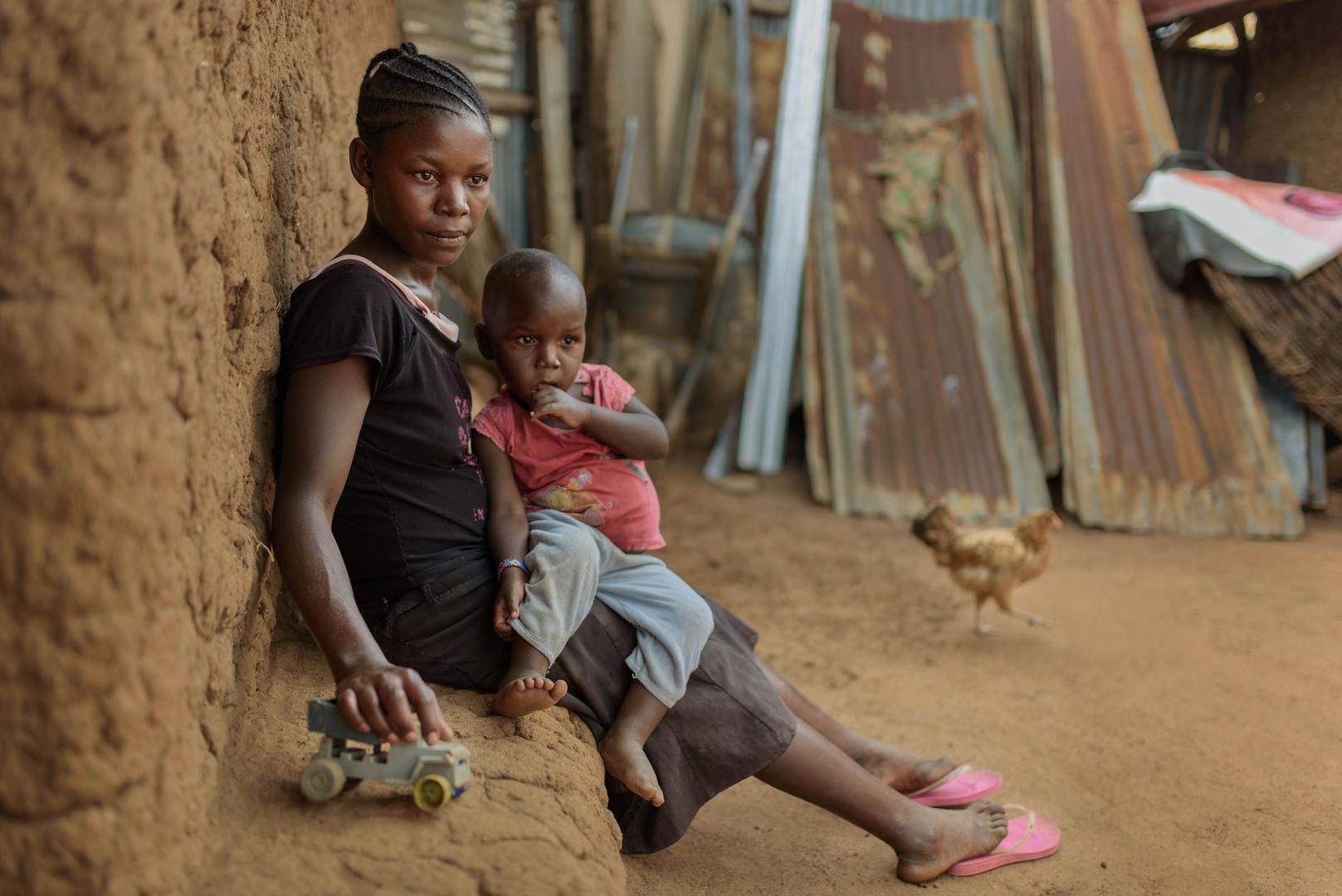 « Harriet », 17 ans, du comté de Migori, dans l’ouest du Kenya, a abandonné l’école en première année d’enseignement secondaire quand elle est tombée enceinte.