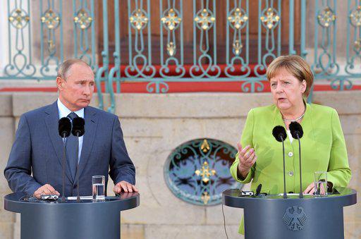 Der russische Präsident Wladimir Putin und Bundeskanzlerin Angela Merkel während ihres Treffens im Gästehaus Meseberg.