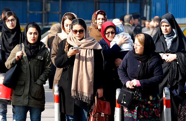 伊朗妇女外出须著头巾，2018年2月7日摄於首都德黑兰街头。一连串前所未有的反对伊朗强制女性戴头巾抗议活动，虽然参与人数微不足道，仍再次激起自伊斯兰共和国成立以来从未止息的争论。