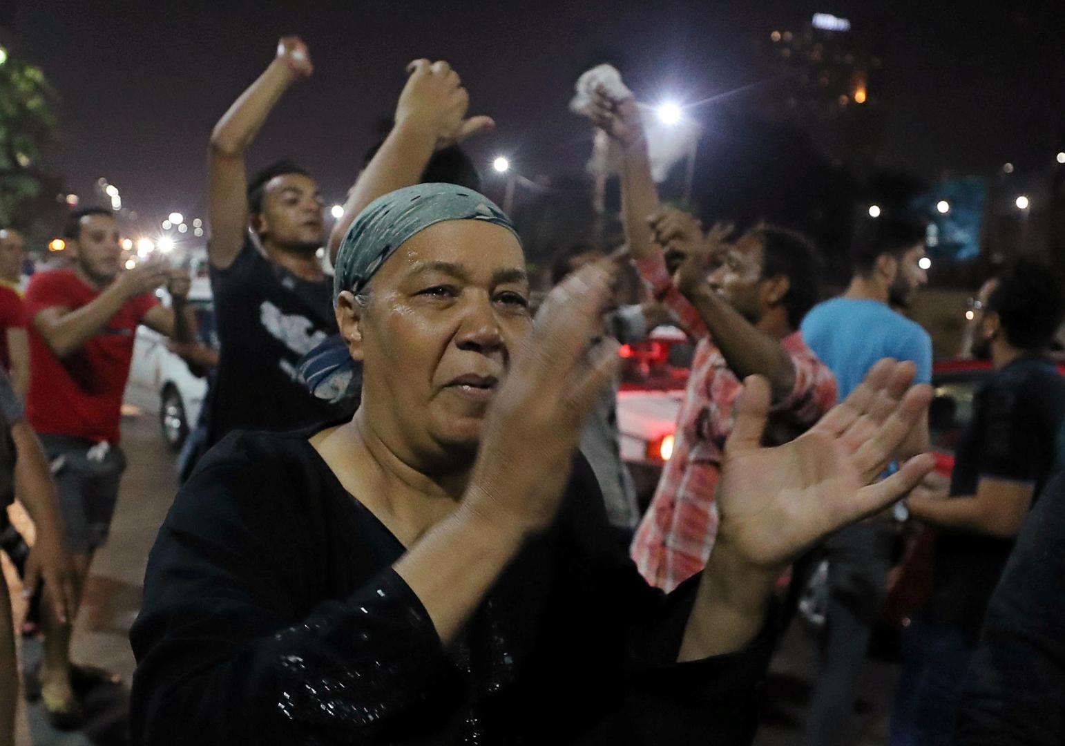 示威者成群结队抵达开罗市中心，高呼反政府口号，2019年9月21日摄于埃及开罗。